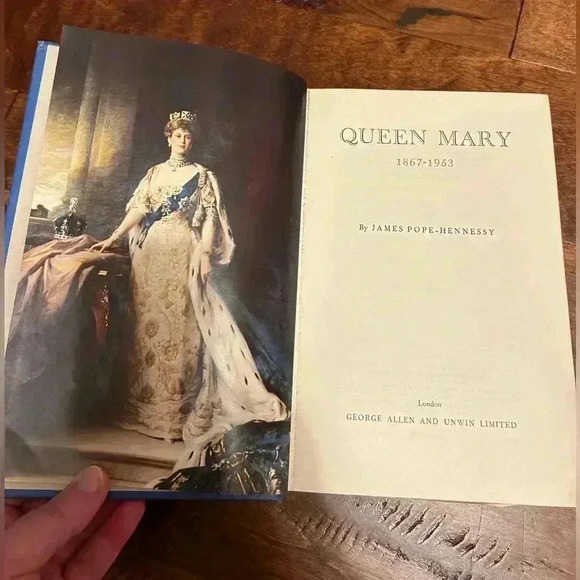 Vintage Book Queen Mary by James Pope-Hennessy - Picture 6 of 11